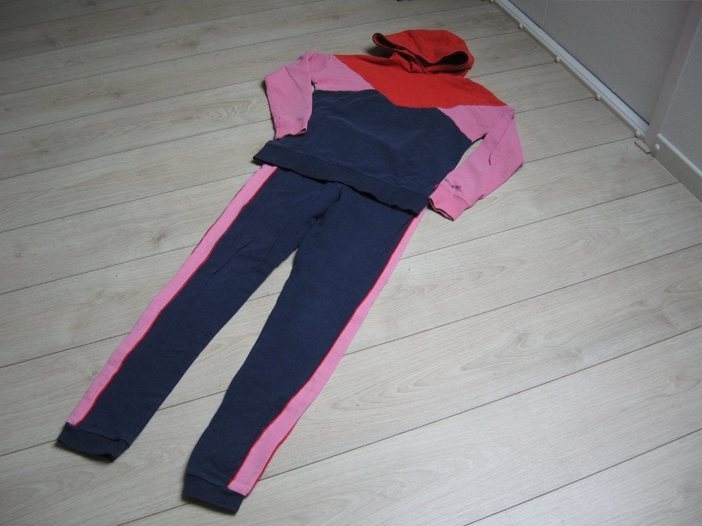 2 Delig leuk fleurig We You ve Got this joggingspak €15,-, Ophalen of Verzenden, Zo goed als nieuw, Meisje, Sport- of Zwemkleding