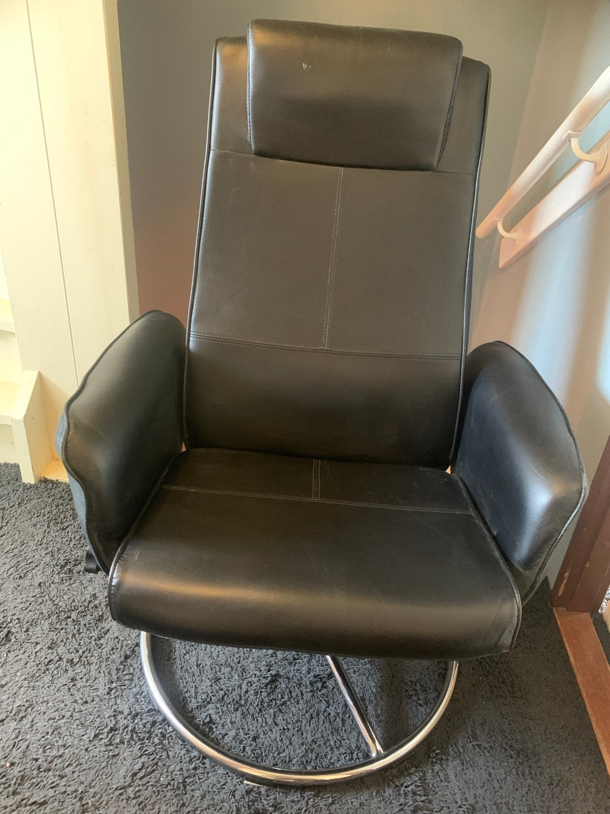 Zwarte skai relaxfauteuil met draaivoet, Ophalen, Gebruikt, Zwart, Leer