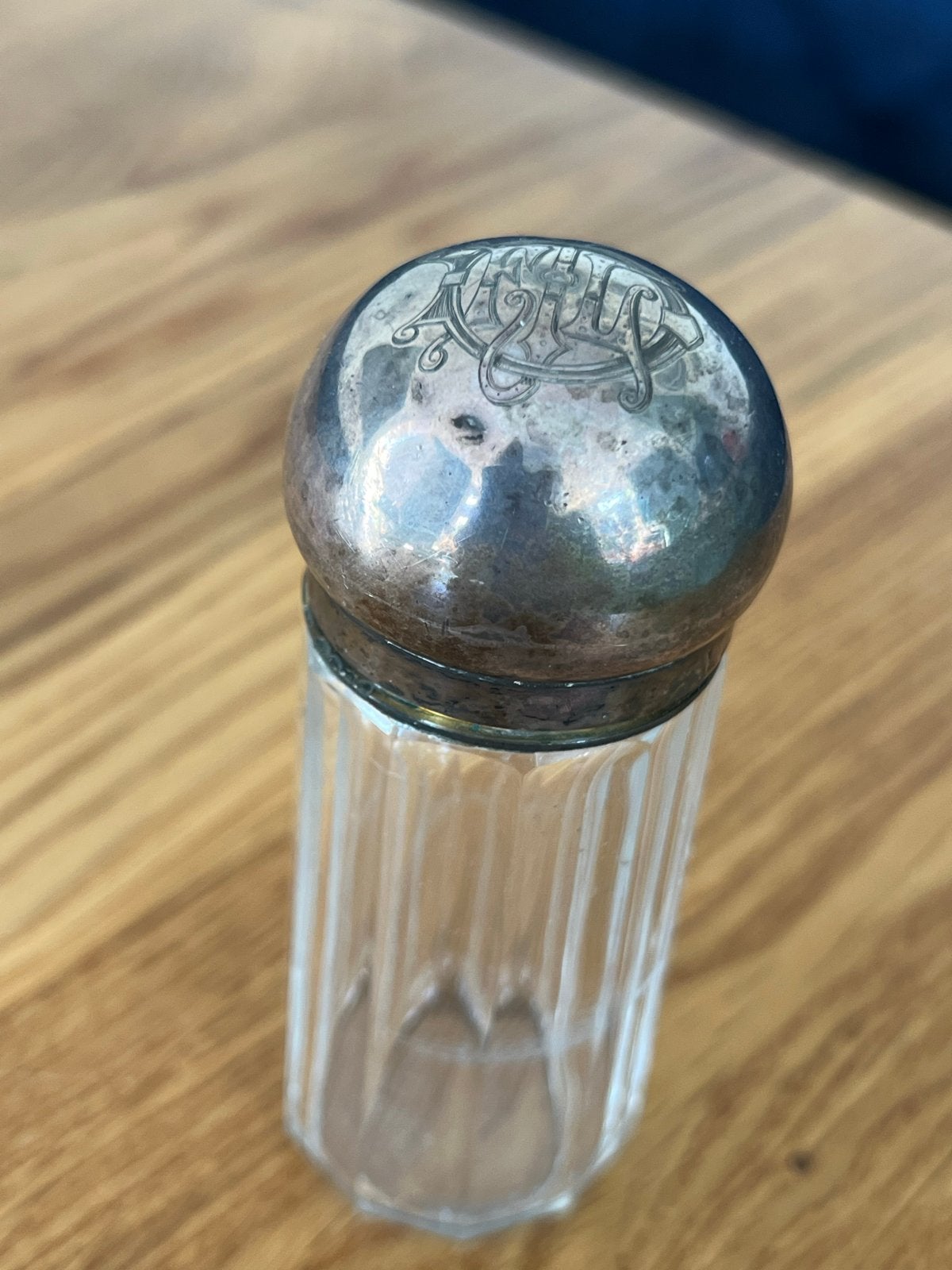 Antieke Engelse glazen parfum flesje met zilveren dop, Ophalen of Verzenden, Zilver