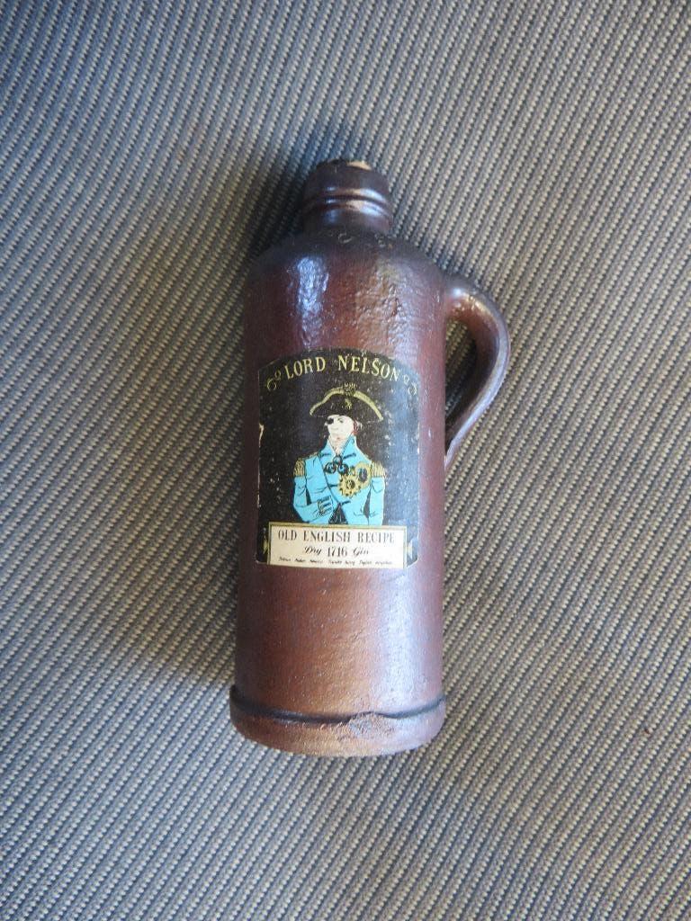 Oud Lord Nelson dry gin aardewerk flesje, Engels recept 1716, Verzamelen, Ophalen of Verzenden, Gebruikt, Verpakking