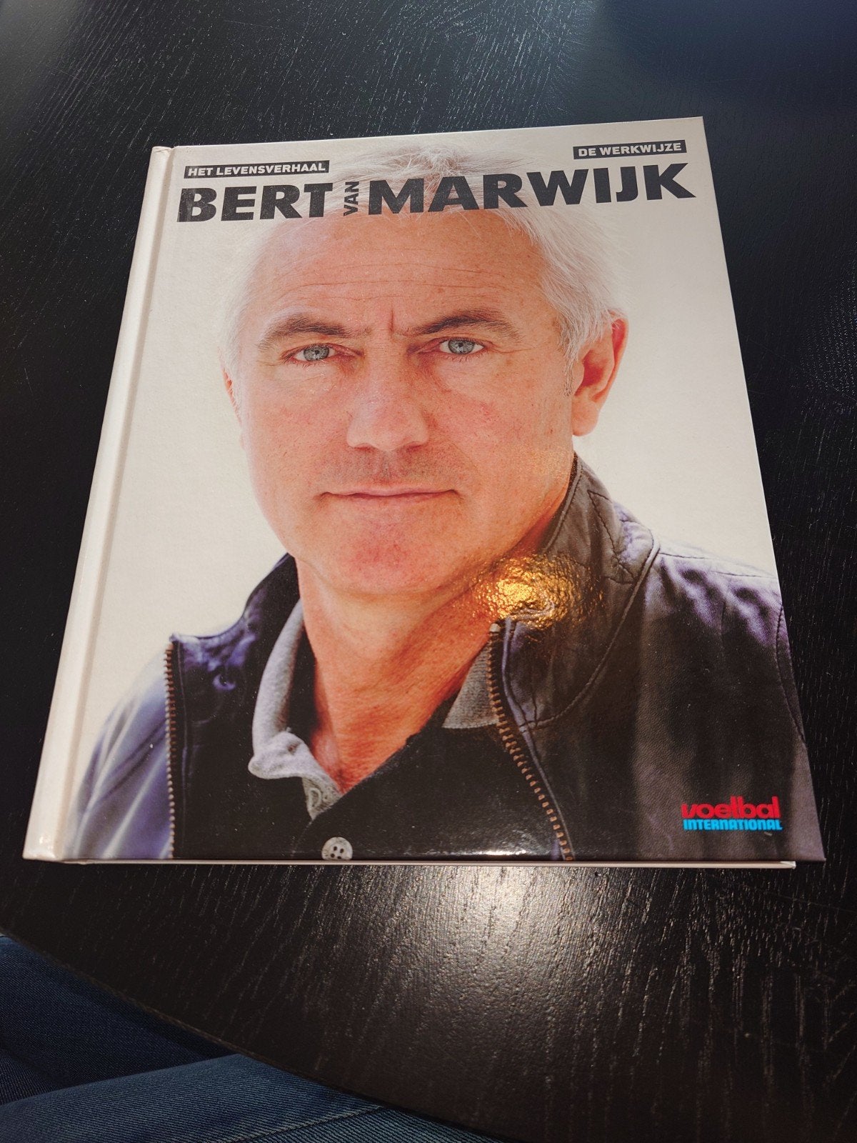 Het levensverhaal en de werkwijze van Bert van Marwijk, Ophalen of Verzenden, Zo goed als nieuw, Voetbal International, Sport