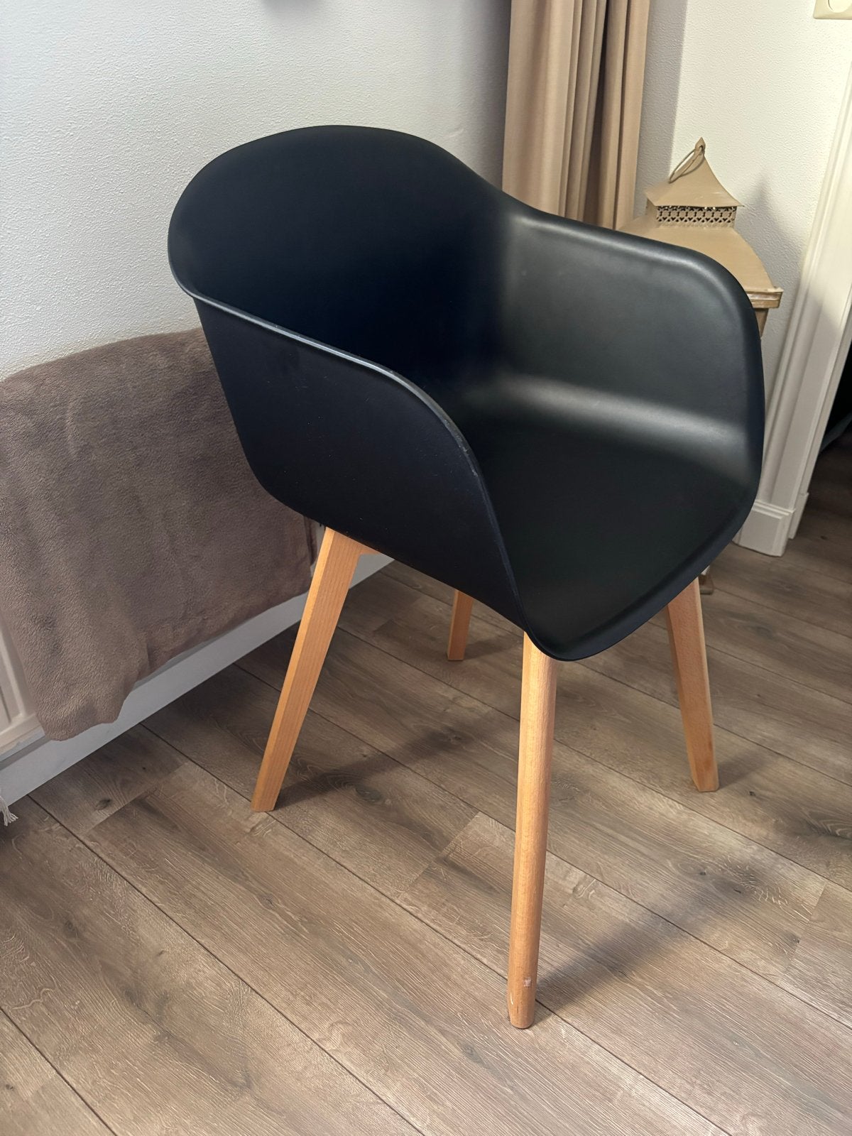 Zwarte kuipstoel met houten poten