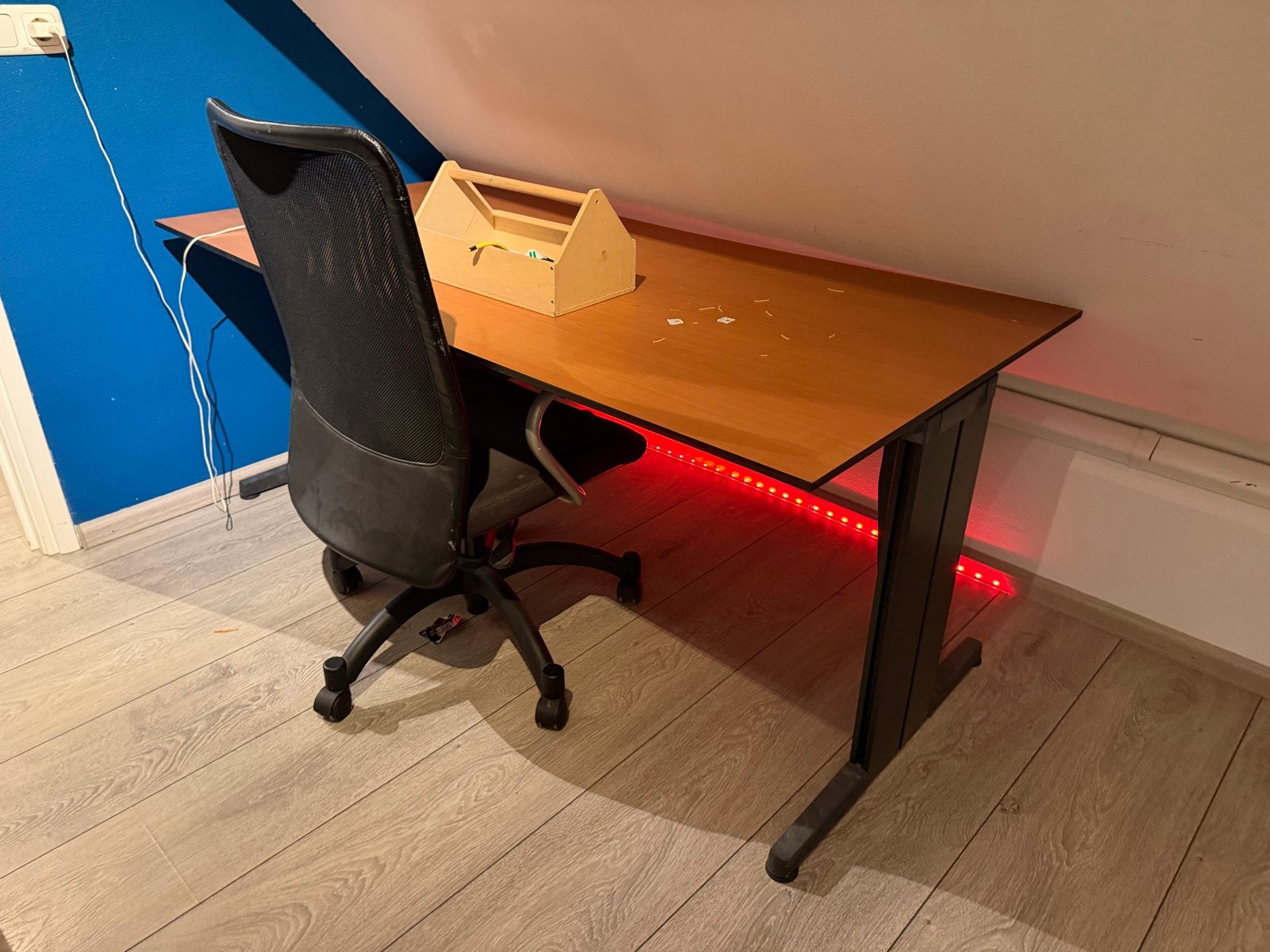 Stevig bureau en stoel met HPL blad en metalen onderstel, Ophalen, Gebruikt, Hout, Bruin