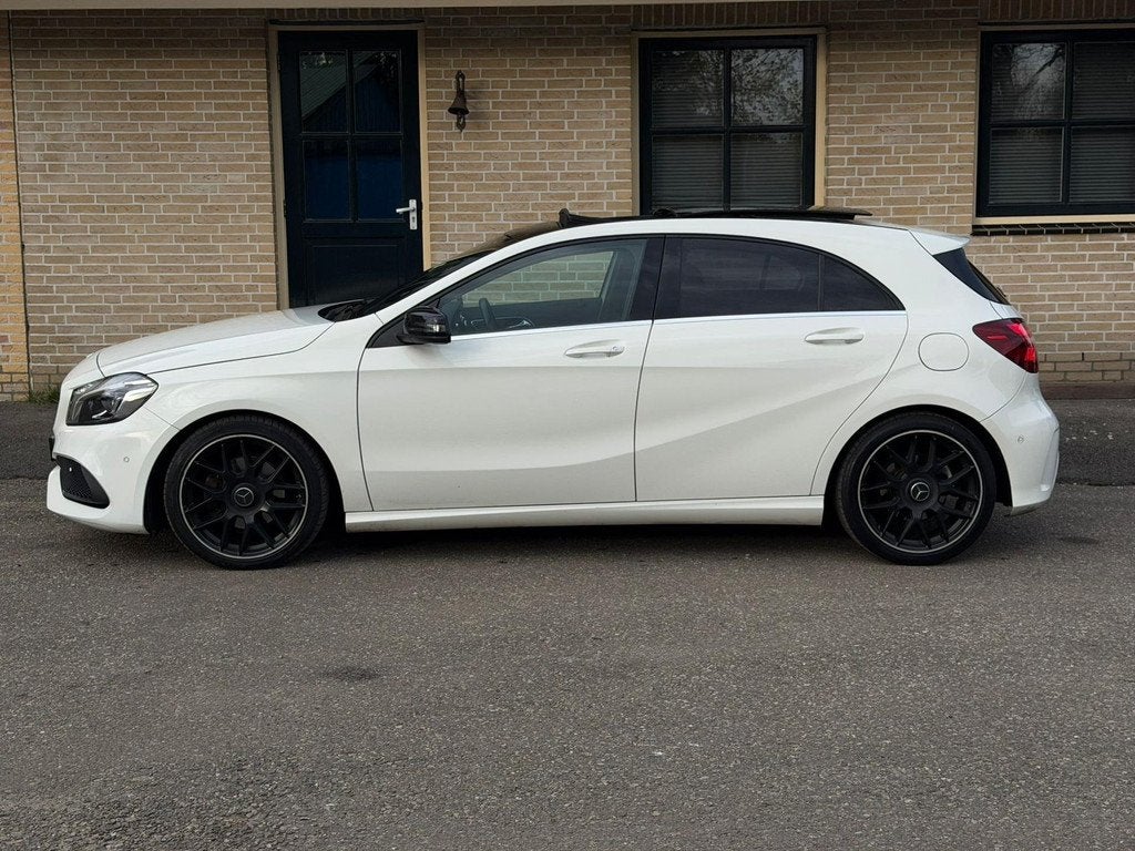 Mercedes-Benz A-klasse A200 AMG |PANO |CAMERA |CARPLAY|NAVI, Auto's, Gebruikt, Leder en Stof, Wit, 1595 cc