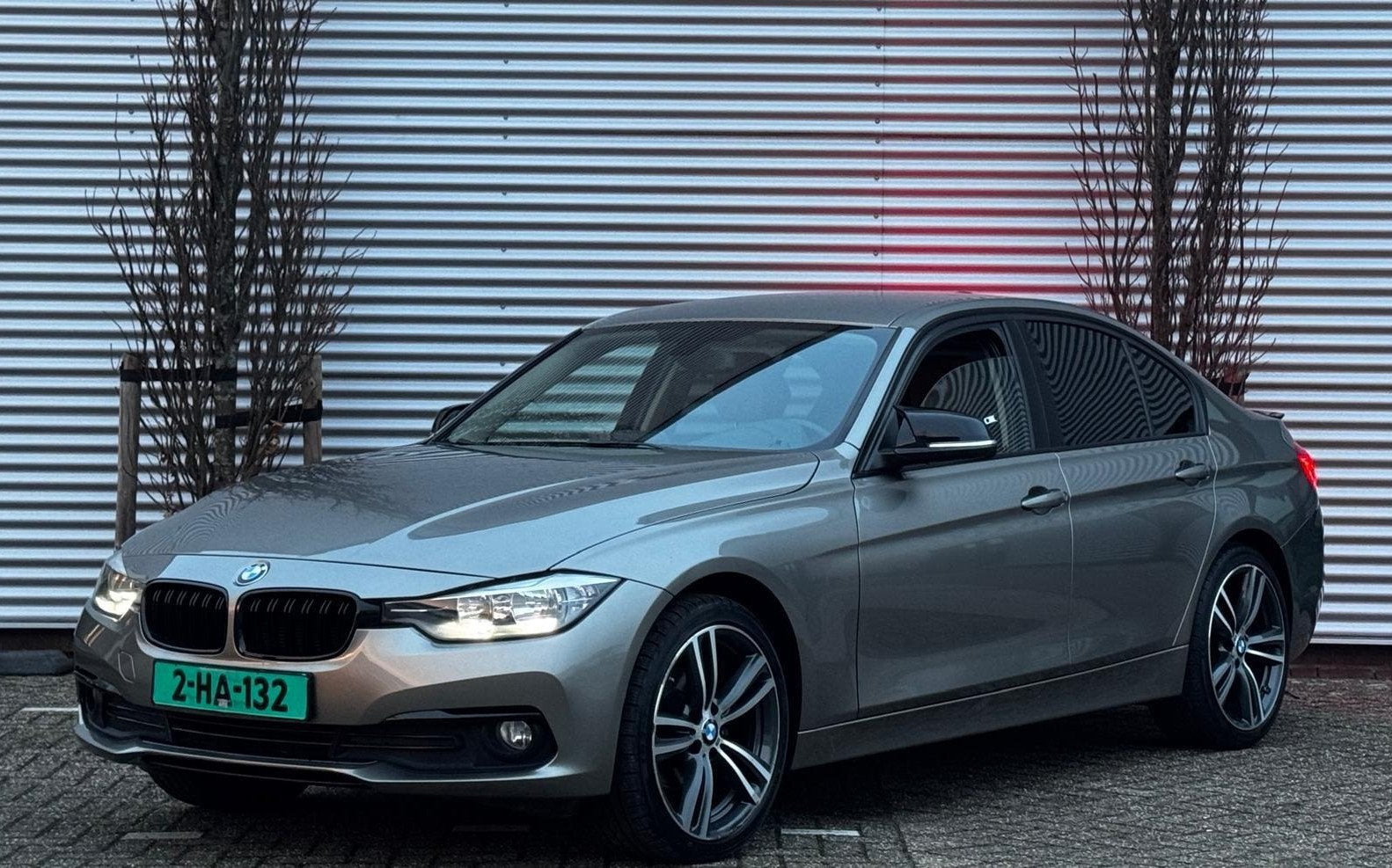 BMW 3-serie 318i Luxury Line Leder / 19"LMV / GARANTIE, Auto's, Gebruikt, Euro 6, Automatische klimaatregeling, Leder