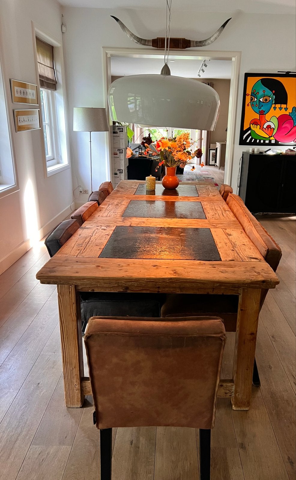Foto 5 van Grote houten eettafel met natuursteen en 7 zitplaatsen