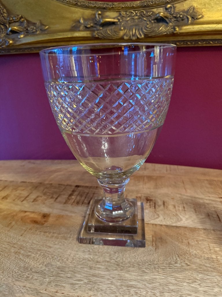 Grote klassieke glazen vaas / bokaal op voet geslepen motief, Antiek en Kunst, Ophalen