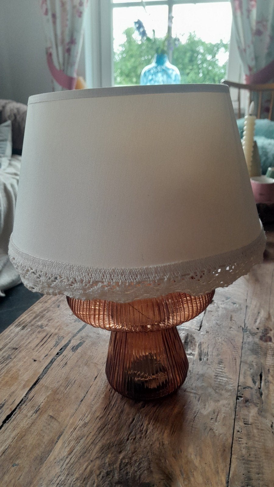 2 Brocante Gebroken Witte Lampenkappen met Gehaakte Rand, Gebruikt, Rond, Ophalen of Verzenden, Crème