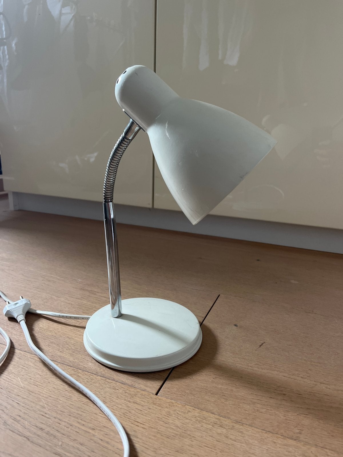 Witte bureaulamp met flexibele arm, E14 fitting, Bureaulamp, Gebruikt, Overige merken, E14 (klein)