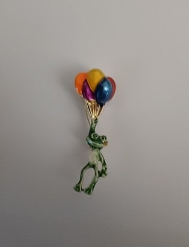 Goudkleurige broche kikker met gekleurde ballonnen, Ophalen of Verzenden, Nieuw, Groen, Overige materialen