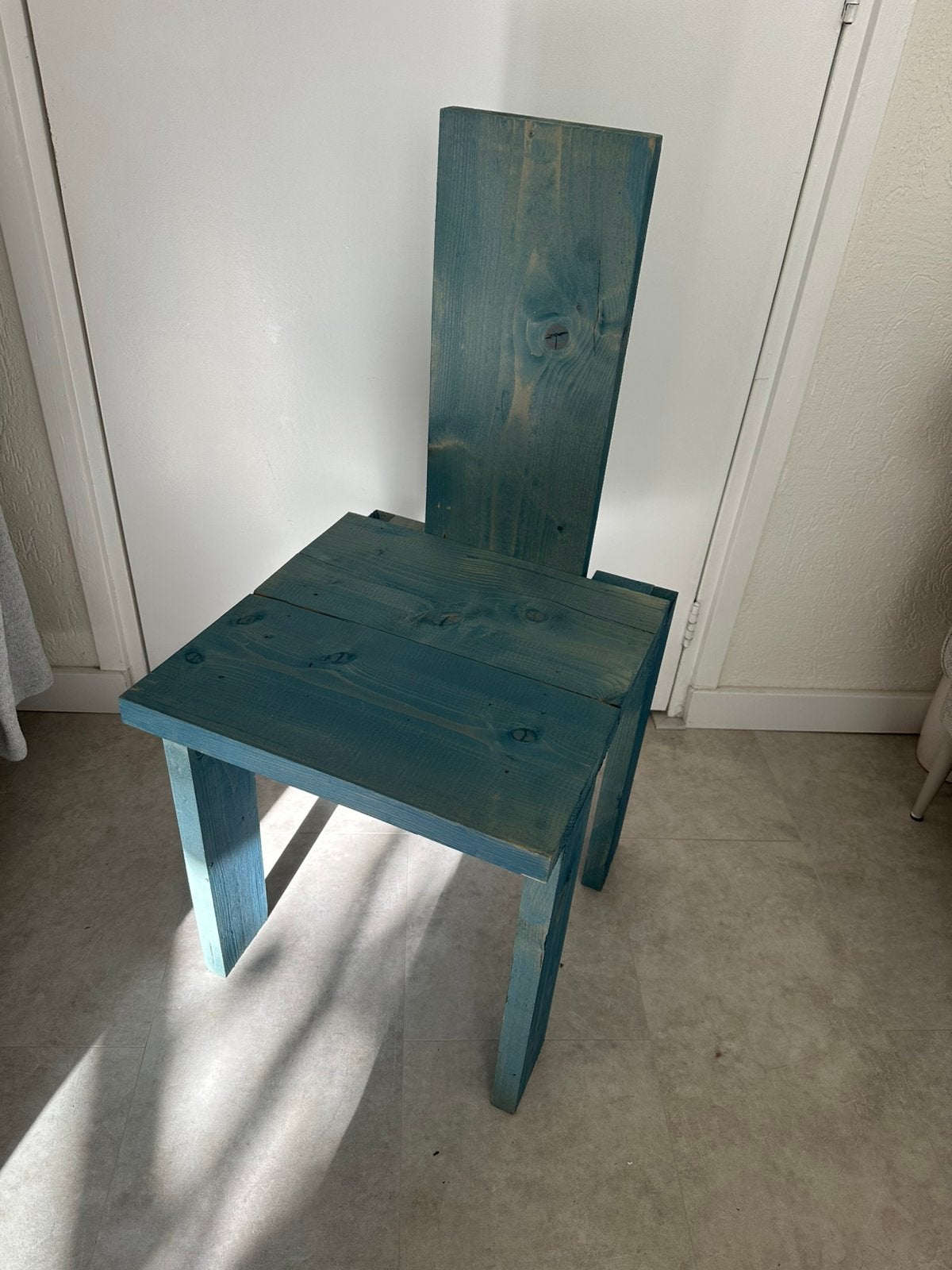 Blauwe houten stoel, Huis en Inrichting, Ophalen, Zo goed als nieuw, 50 tot 100 cm