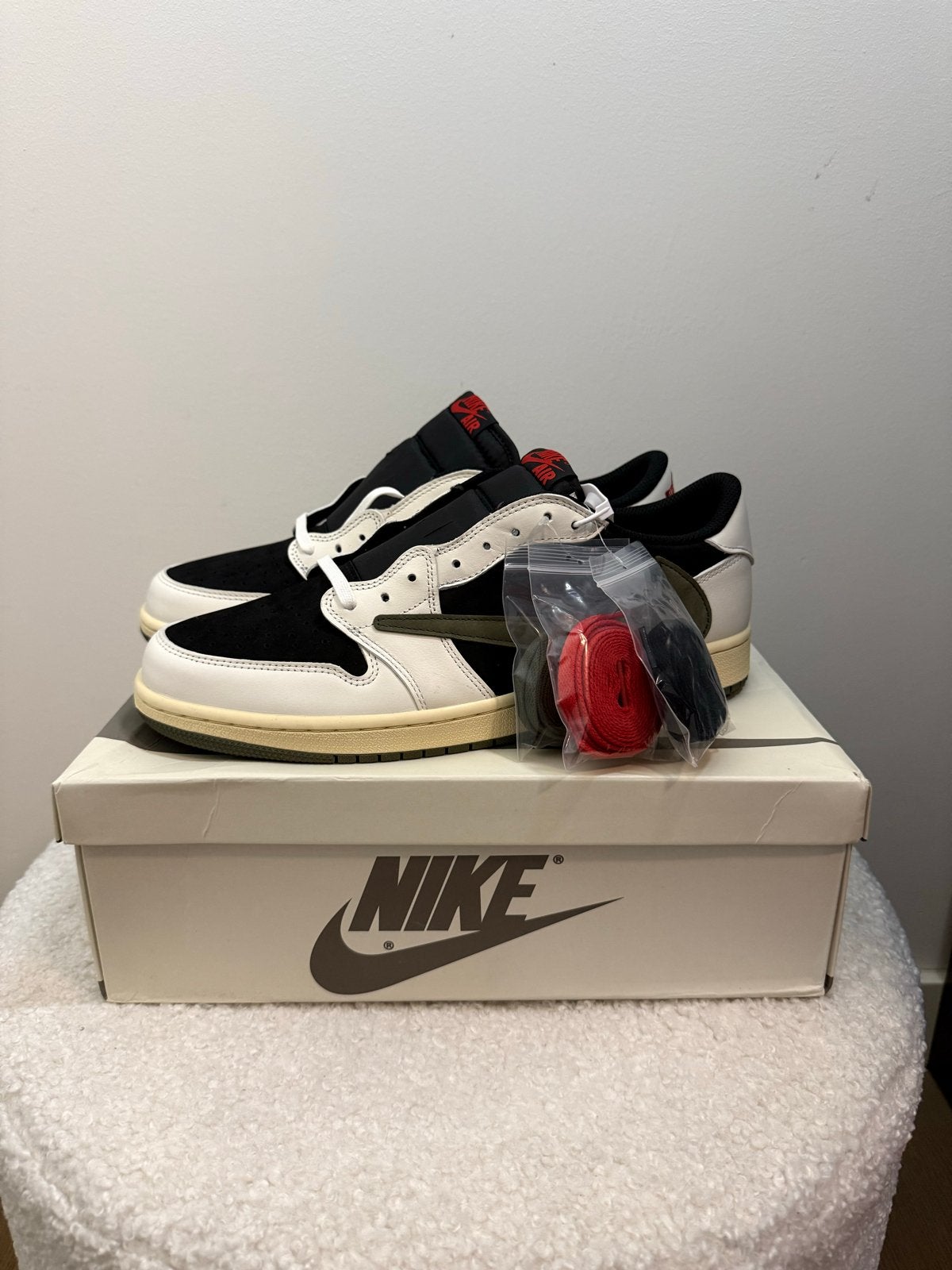 Travis Scott x Air Jordan 1 Low OG SP Wmns "Olive" Maat 46, Kleding | Dames, Schoenen, Ophalen of Verzenden, Nieuw, Groen, Sneakers of Gympen