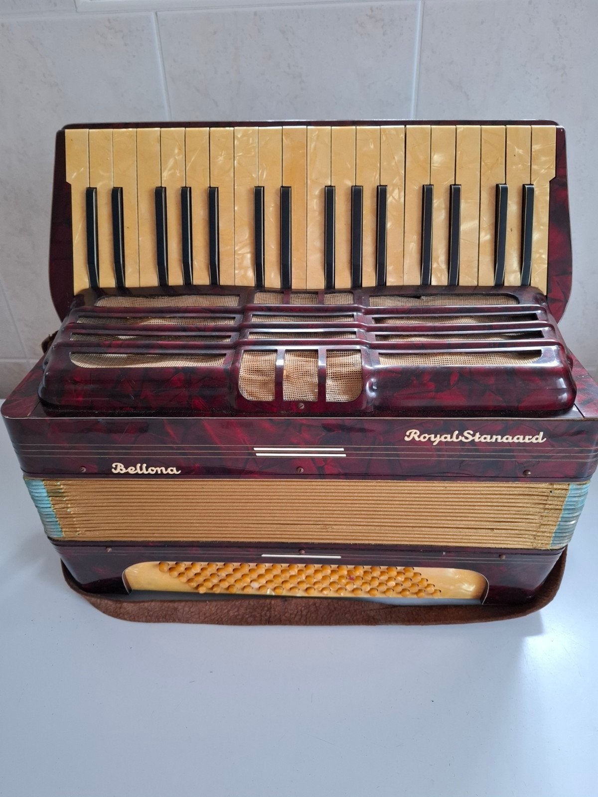 Zeer nette Bellona Royal Standaard accordeon, Muziek en Instrumenten, Accordeons, Gebruikt, Met riemen, Overige formaten, Toetsaccordeon
