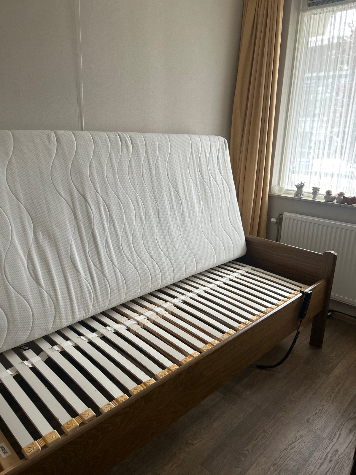 Senioren ledikant, nachtkastje elektrisch lattenb. matras, Eenpersoons, Bruin, Ophalen of Verzenden, 200 cm