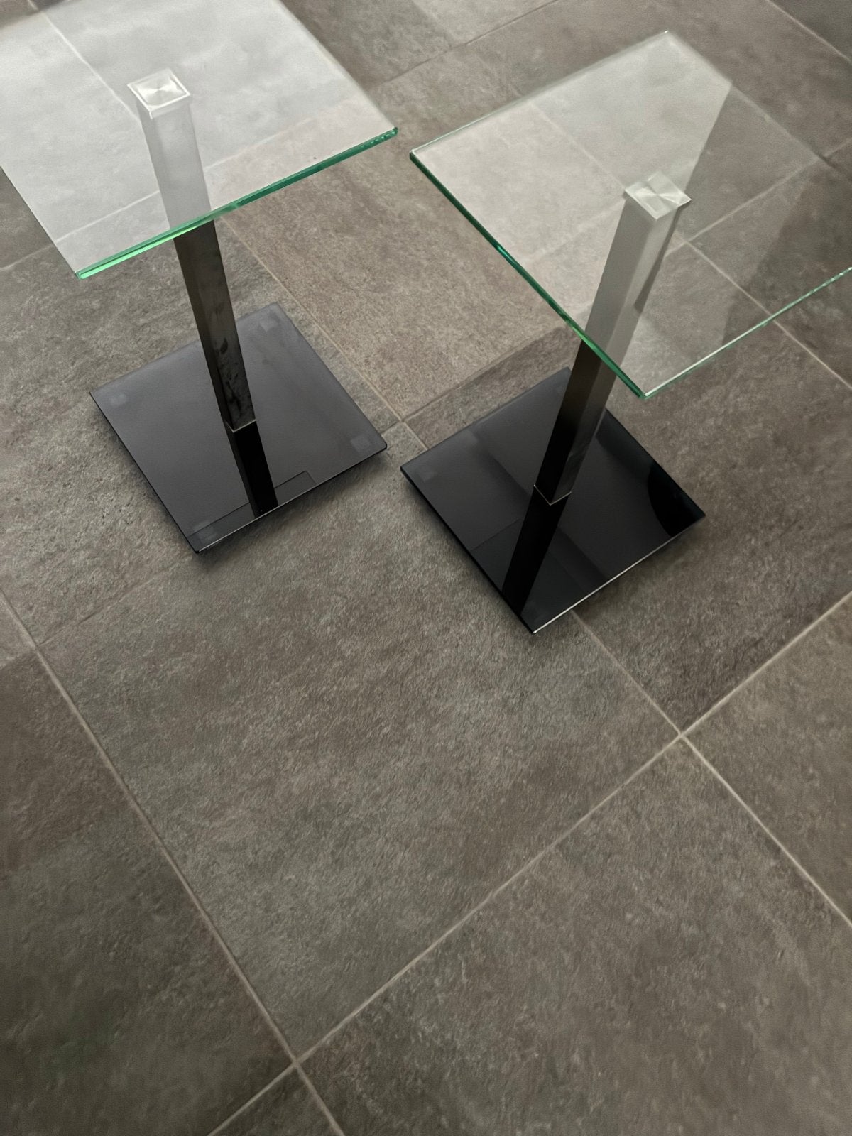 Set van 2 bijzettafels met glazen blad en metalen poot, Ophalen, Minder dan 45 cm, Minder dan 55 cm, Gebruikt
