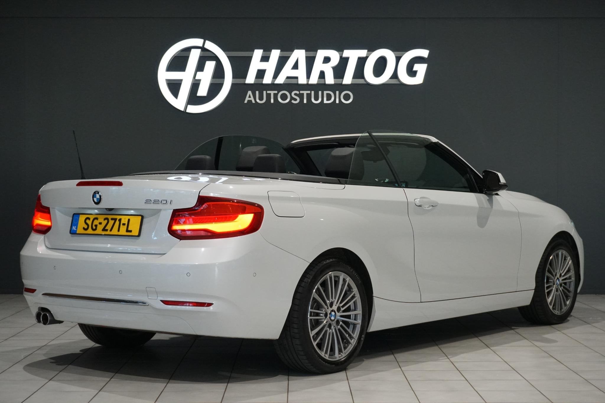 BMW 2-serie Cabrio 220i High Executive + CAMERA / LEDER / ST, Auto's, 1998 cc, Achterwielaandrijving, Gebruikt, 4 cilinders