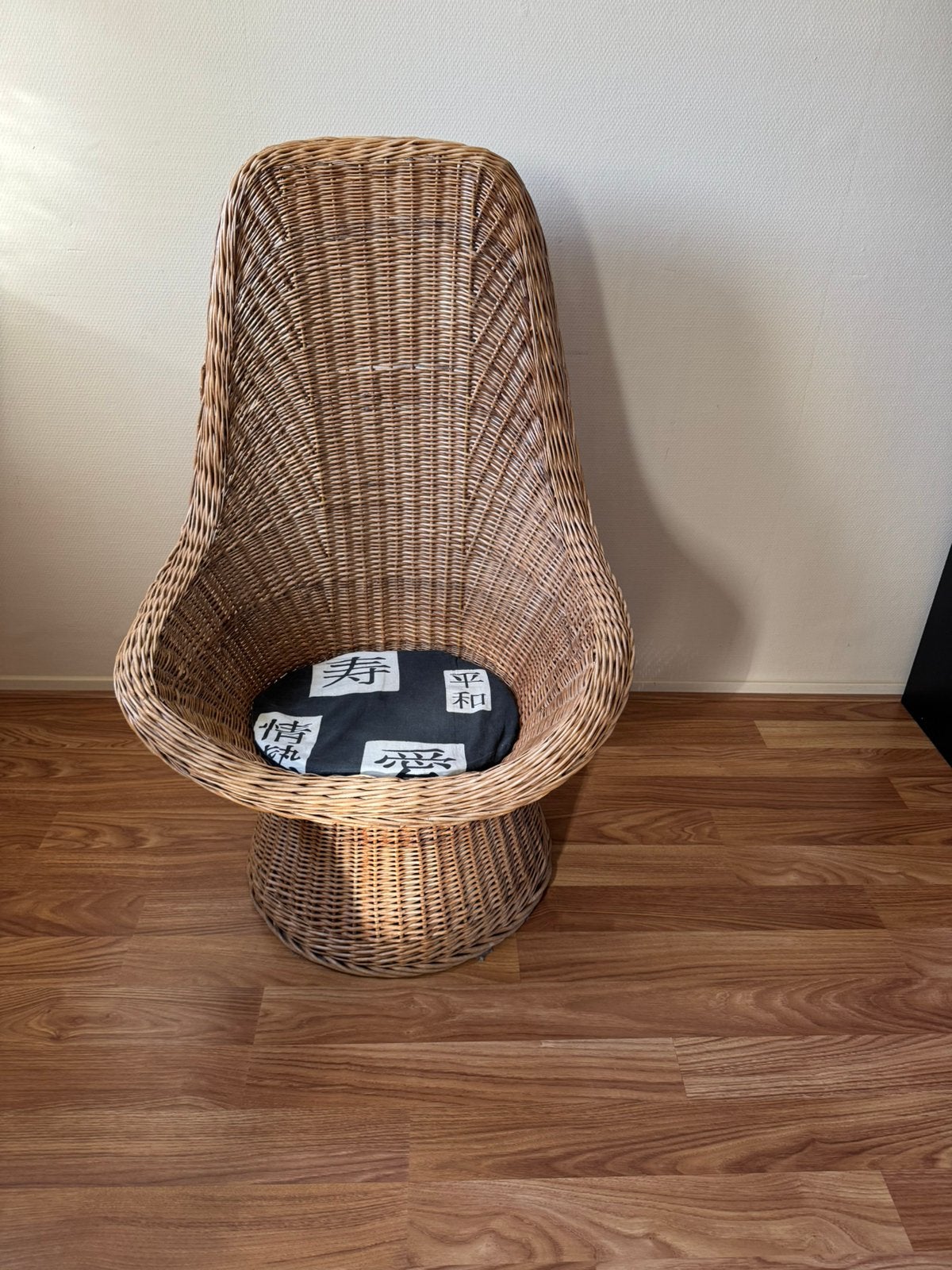 Hoge rieten stoel, Huis en Inrichting, Stoelen, Ophalen, Zo goed als nieuw, Bruin, Eén