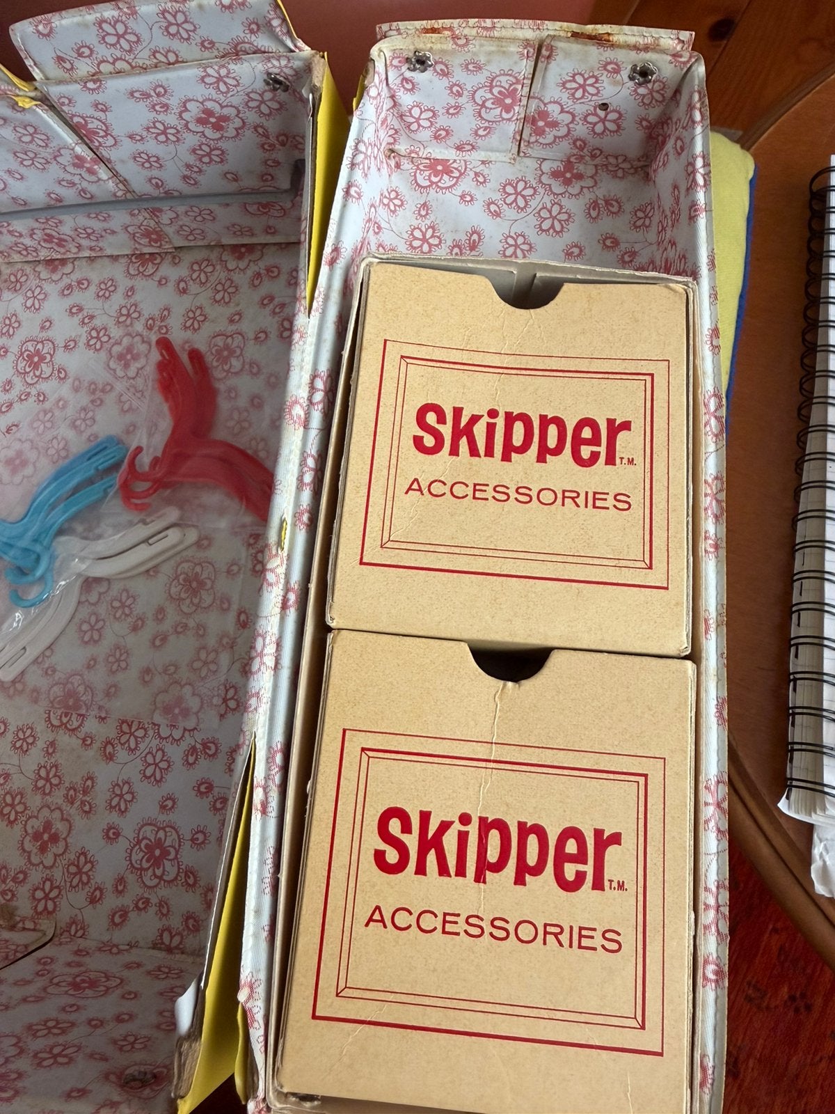 Barbie vintage Skipper koffer met kapstokjes, Ophalen of Verzenden, Gebruikt, Accessoires