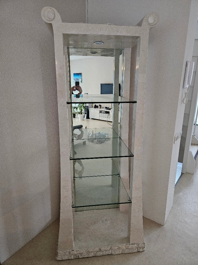 Vitrinekast marmerlook met glazen legplanken en spiegel, Ophalen, Met plank(en), Gebruikt, Klassiek, romantisch