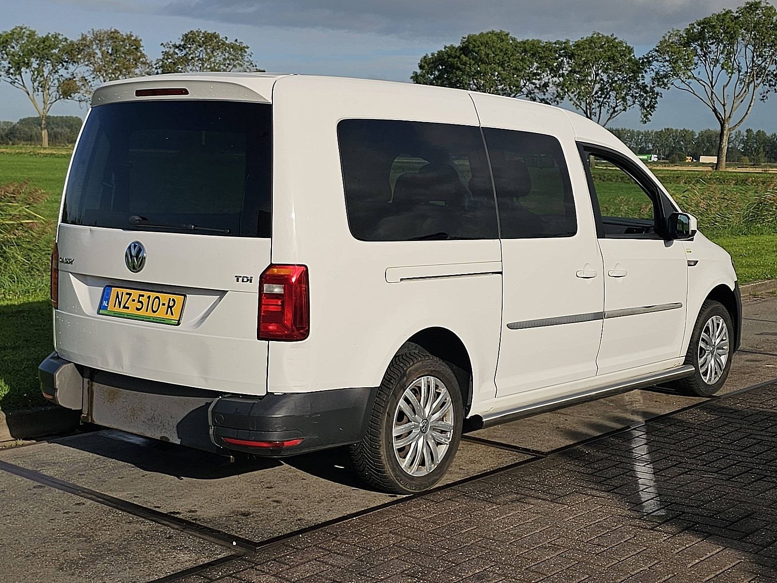 VOLKSWAGEN CADDY 2.0 L2 Maxi Kombi Rolstoelbus 5 Persoons 2x, Auto's, Gebruikt, Euro 6, Volkswagen, Wit