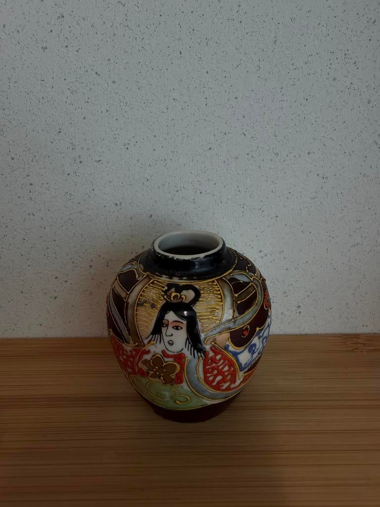 Antieke Japanse Satsuma Vaasje met Geisha Decoratie, Antiek en Kunst, Ophalen of Verzenden