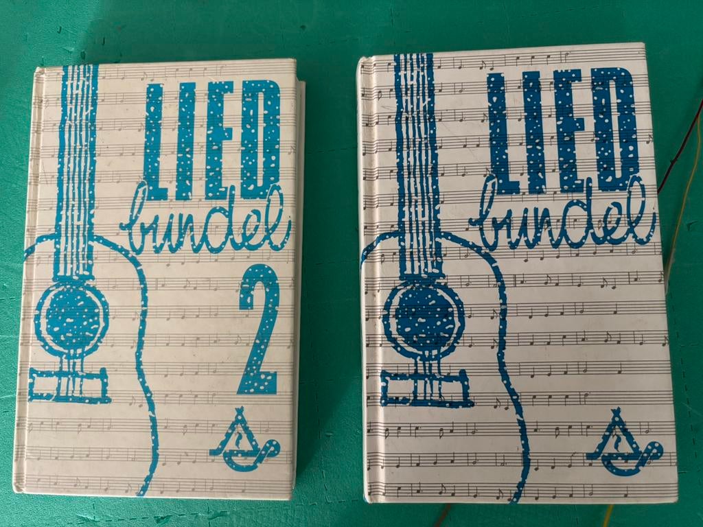 LIEDBUNDELS 2 delen chr lied GITAAR EN NOTEN (zie foto’s), Keyboard, Gebruikt, Ophalen of Verzenden, Artiest of Componist