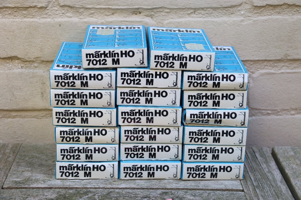 Märklin masten elk 1 in doosje, 20 doosjes totaal, Wisselstroom, Rails, Ophalen of Verzenden, Zo goed als nieuw