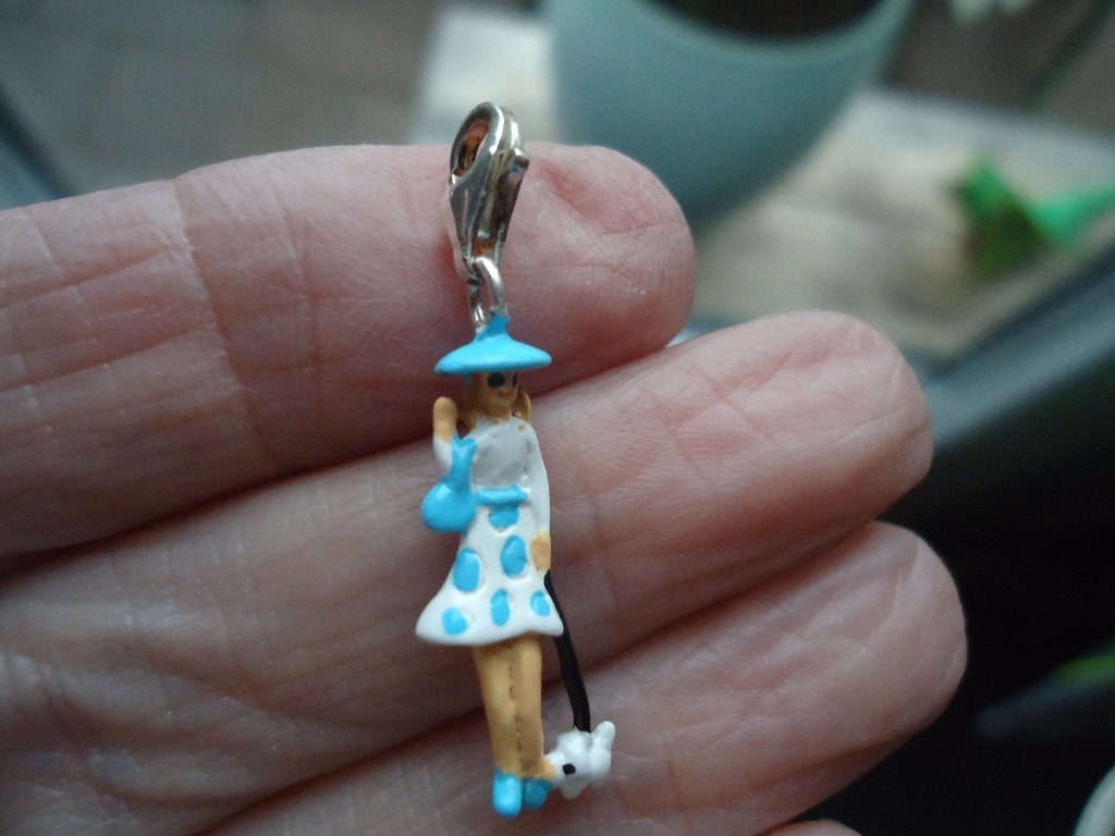 mooi bedeltje meisje met hondje aan echt zilveren slotje, Sieraden, Tassen en Uiterlijk, Bedels, Ophalen of Verzenden, Zo goed als nieuw