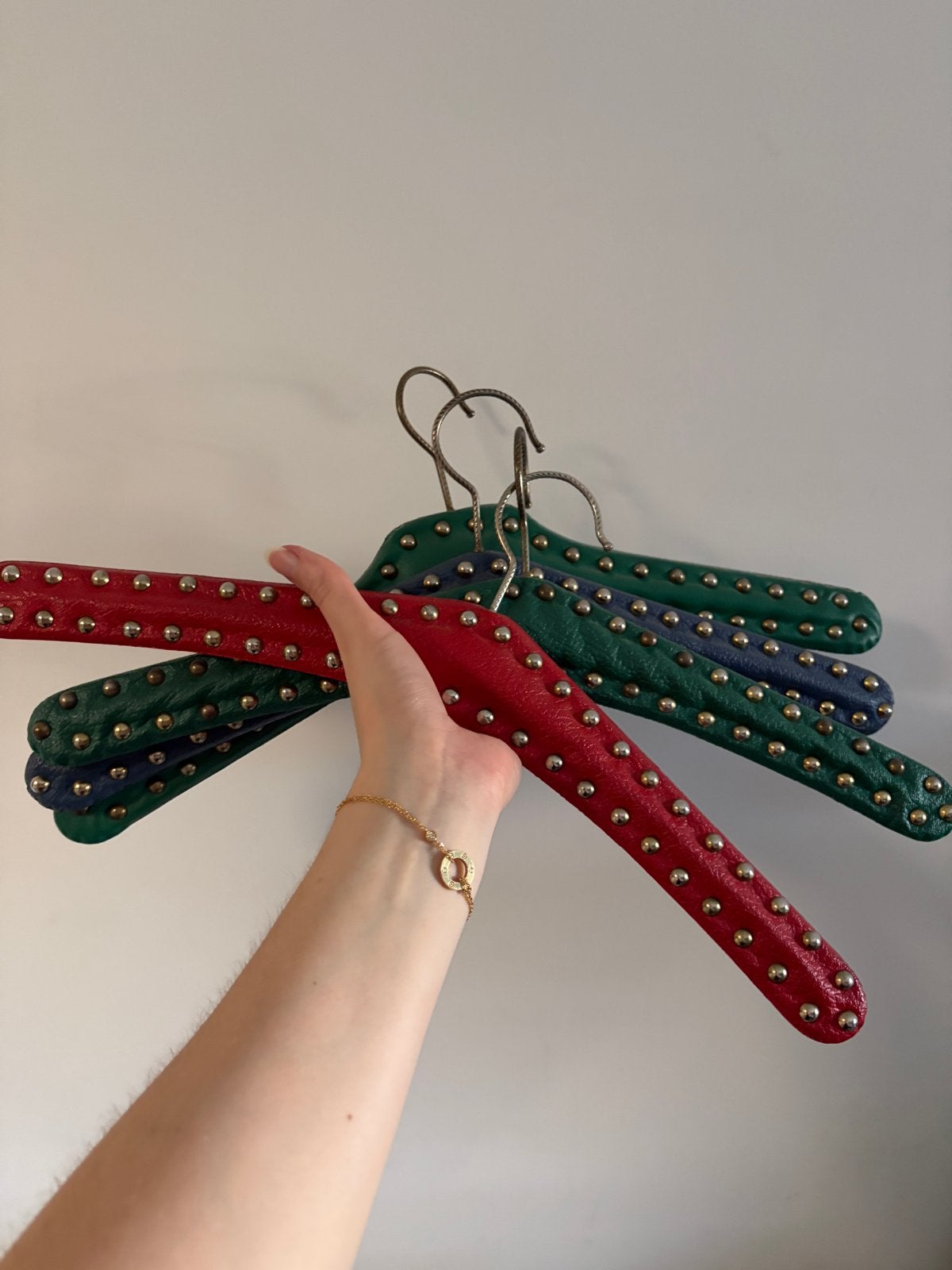 Set van 4 Vintage Kledinghangers met Studs, Ophalen of Verzenden, Gebruikt, Overige materialen, Volwassenen