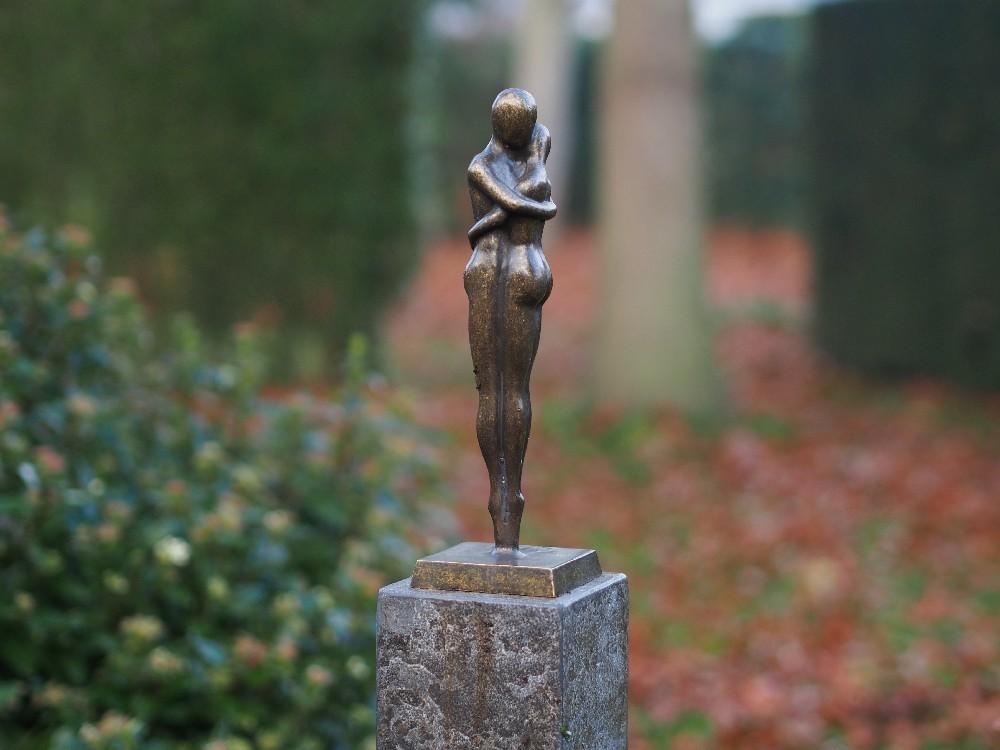 bronzen beeld / MODERN LIEFDESPAAR / 30 cm hoog, Nieuw, Info@huisentuindecoratiemarie.nl, Mensenbeeld, Huis en tuin decoratie marie