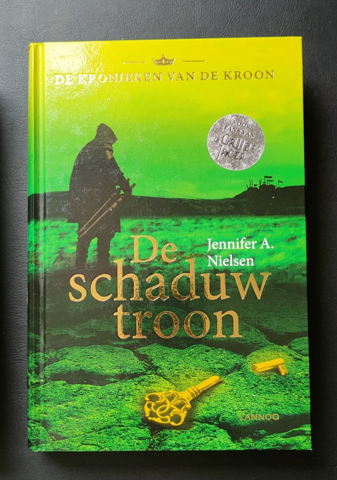 Nieuw - De Kronieken van de Kroon boek 3, De schaduw troon, Nieuw, Ophalen of Verzenden, Fictie, Jennifer A. Nielsen