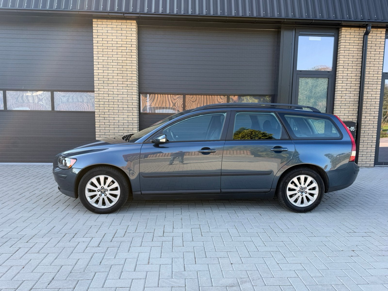Volvo V50 2.4 140PK Geartronic 2005 Blauw - keurige staat-, Auto's, Dealer onderhouden, Zwart, 700 kg, Blauw