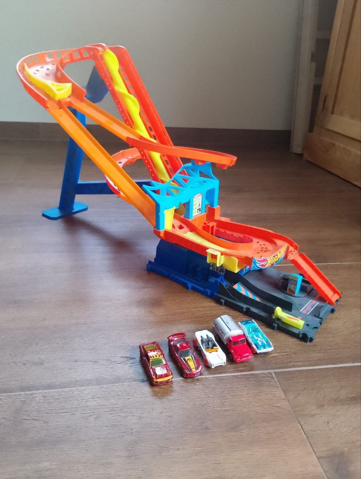 Hot Wheels racebaan met 5 auto's, Ophalen, Gebruikt