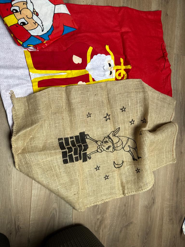 3 sinterklaas zakken, Diversen, Sinterklaas, Ophalen of Verzenden, Zo goed als nieuw