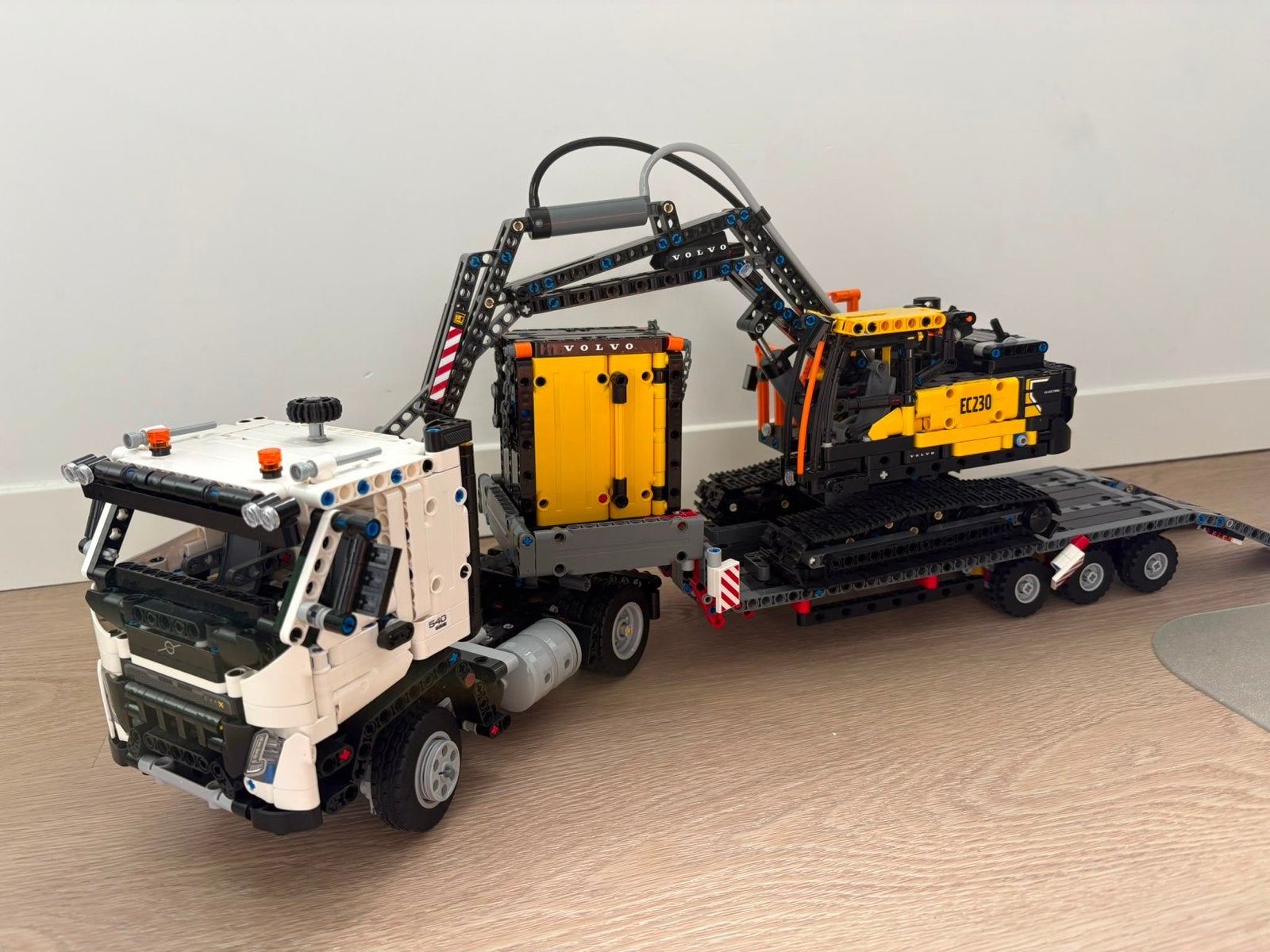 LEGO Technic Volvo FMX truck & EC230 graafmachine, Ophalen, Zo goed als nieuw