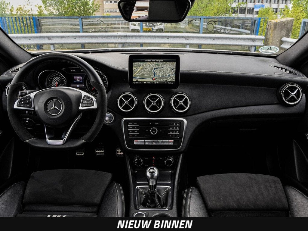 Mercedes-Benz A-klasse 180 d AMG White Art Edition Panoramad, Auto's, Voorwielaandrijving, Gebruikt, 4 cilinders, Wit