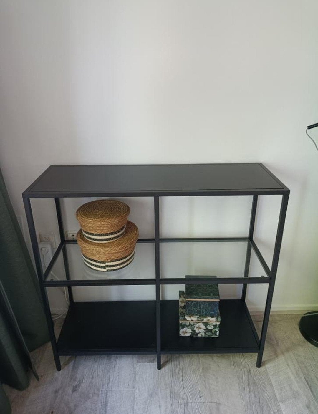 IKEA VITTSJÖ stellingkast zwartbruin/glas 100x93 cm, Ophalen, Zo goed als nieuw