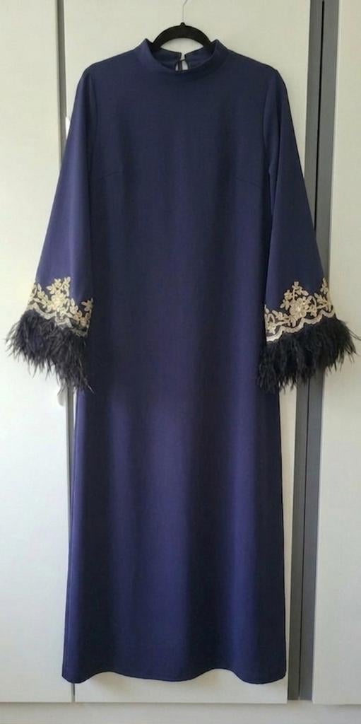 Elegante donkerblauwe galajurk / Abaya met veren - Maat M, Maat 38/40 (M), Galajurk, Blauw, Ophalen of Verzenden