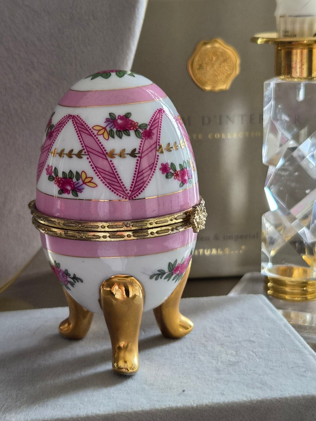 Faberge Ei Trinketbox Porselein - Roze Bloemmotief, Antiek en Kunst, Antiek | Porselein, Ophalen of Verzenden