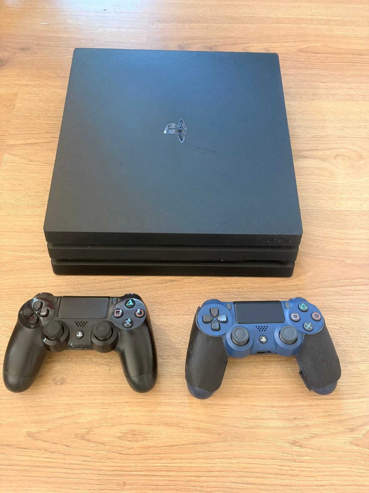 Playstation 4 PRO 1TB + 2 controllers + laadstation, Verzenden, Zo goed als nieuw, Met 2 controllers, Pro