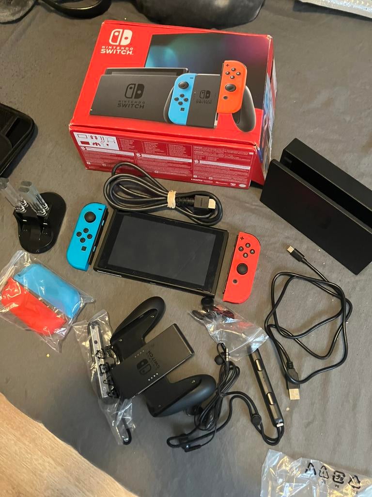 Nintendo Switch met veel accessoires, Ophalen, Zo goed als nieuw, Met 2 controllers, Switch Original