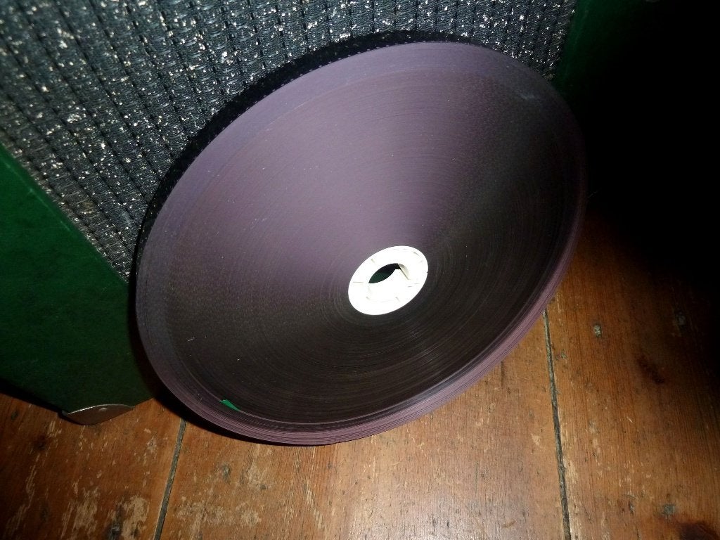 16mm film 27cm diamtr aanloopstrook zonder perforatie zwart, Ophalen of Verzenden, 16mm film