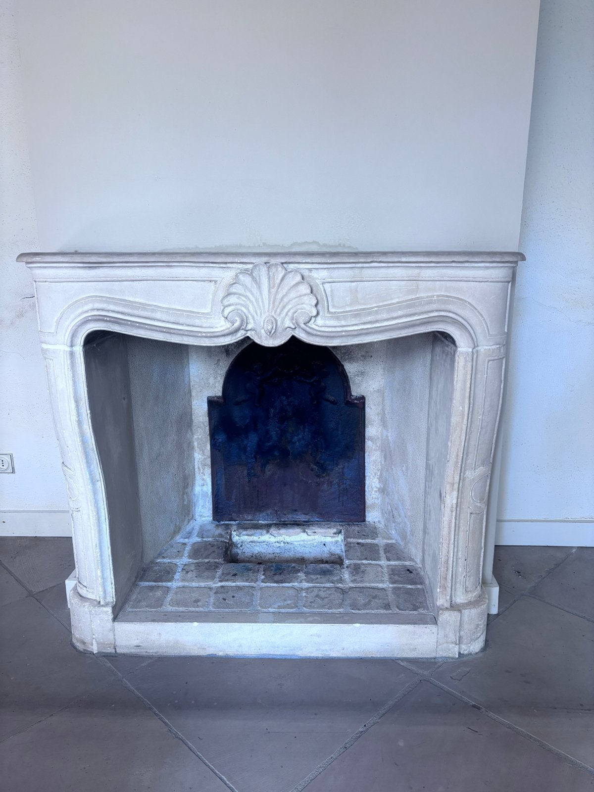 Antieke Franse Schouw van Natuursteen - Klassiek Design, Huis en Inrichting, Haarden, Ophalen, Gebruikt, Vrijstaande haard, Houthaard