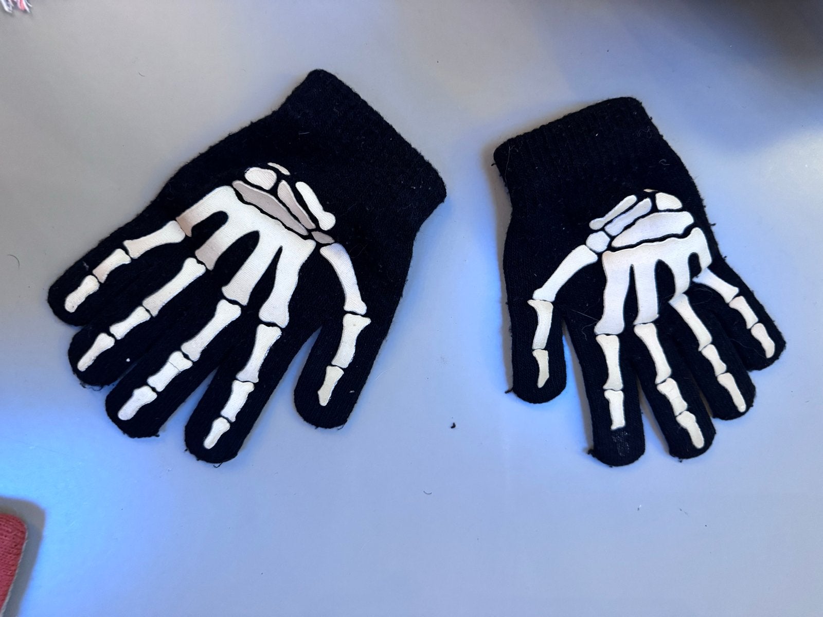 Zwarte handschoenen met skeletprint mt 128, Kinderen en Baby's, Kinderkleding | Mutsen, Sjaals en Handschoenen, Gebruikt, Jongen of Meisje