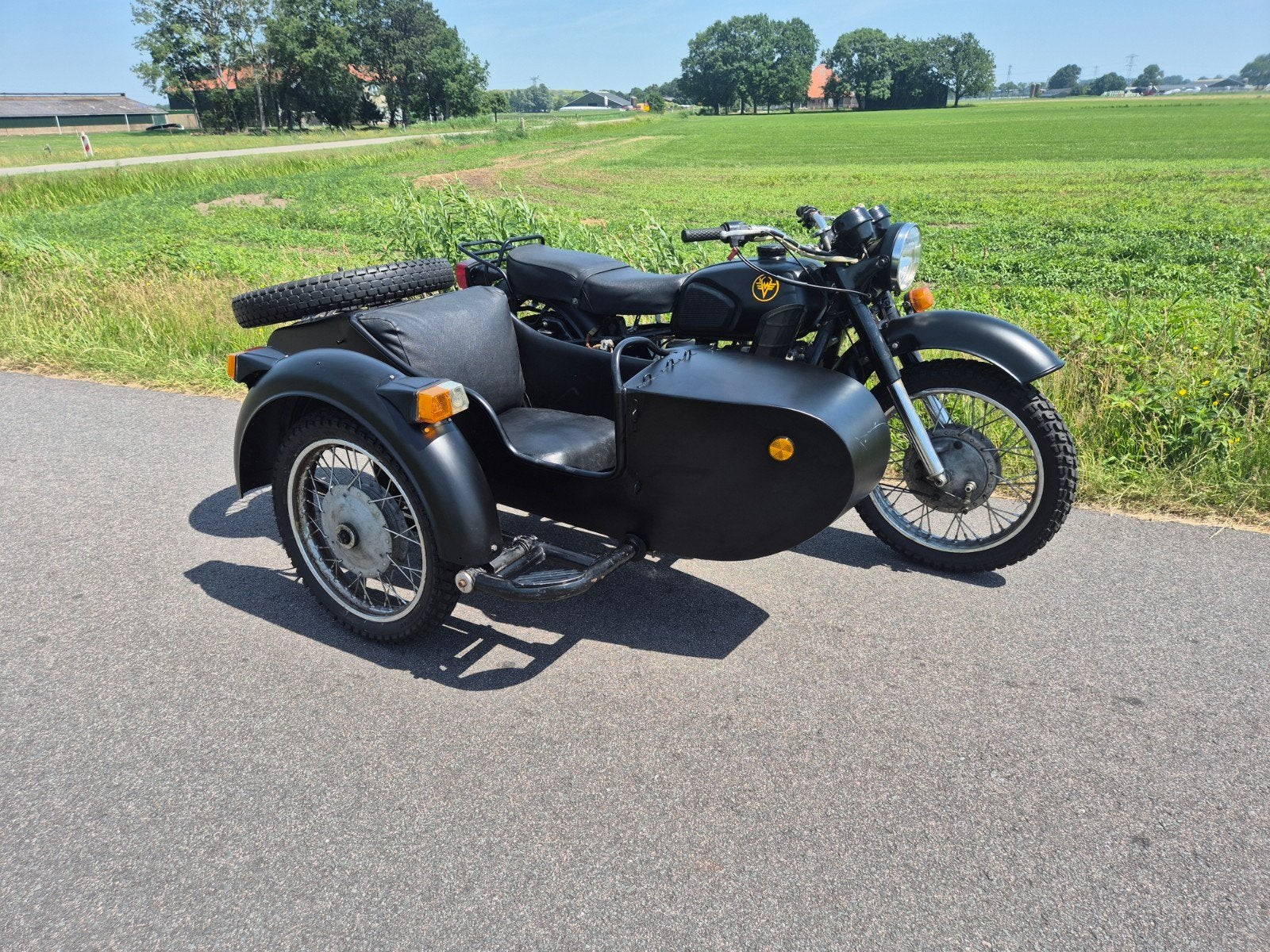 Zwarte Dnepr MT11 motor met zijspan   ural