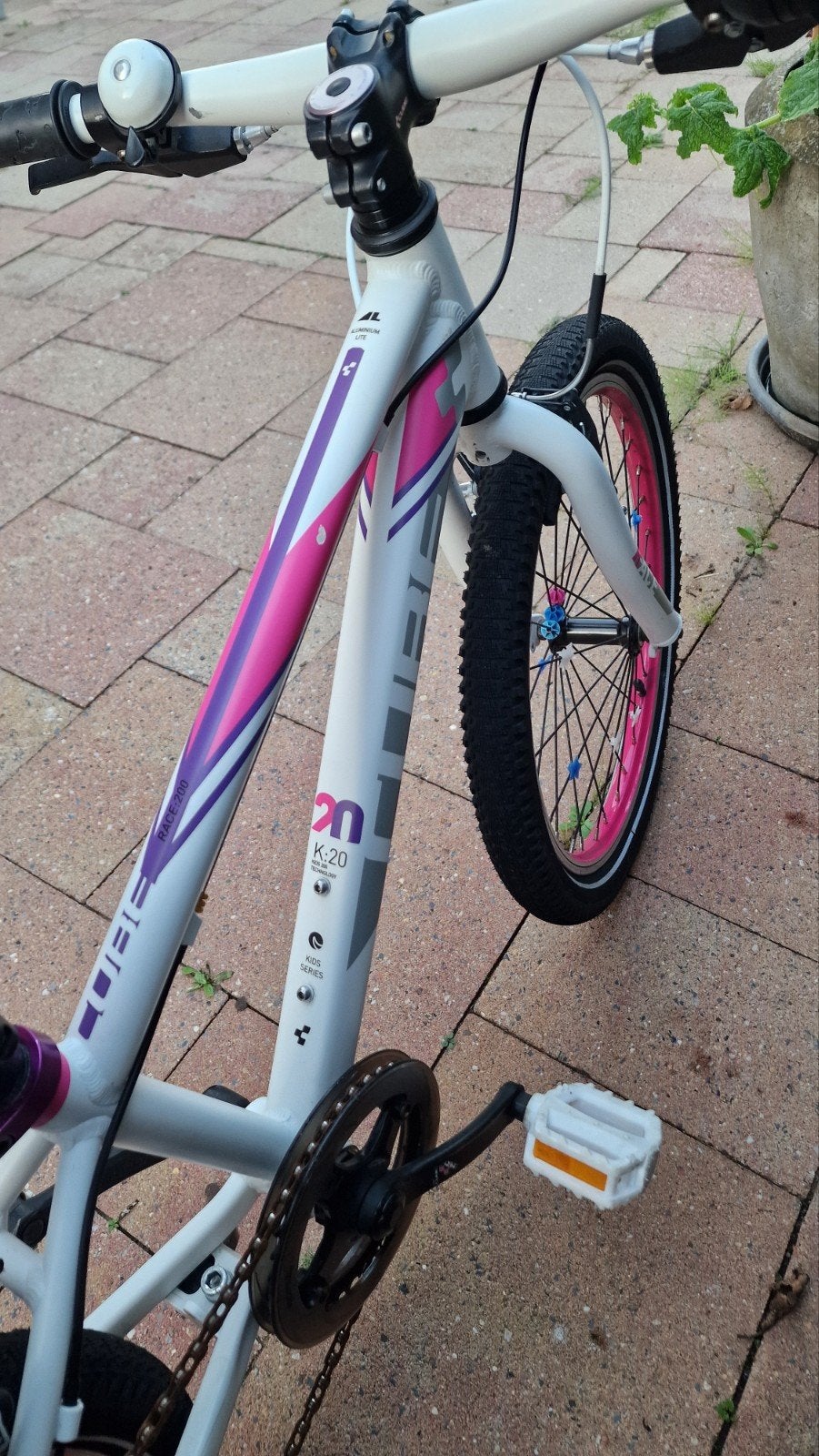 Foto 4 van Cube Race 200 20" meisjes mountainbike roze/wit