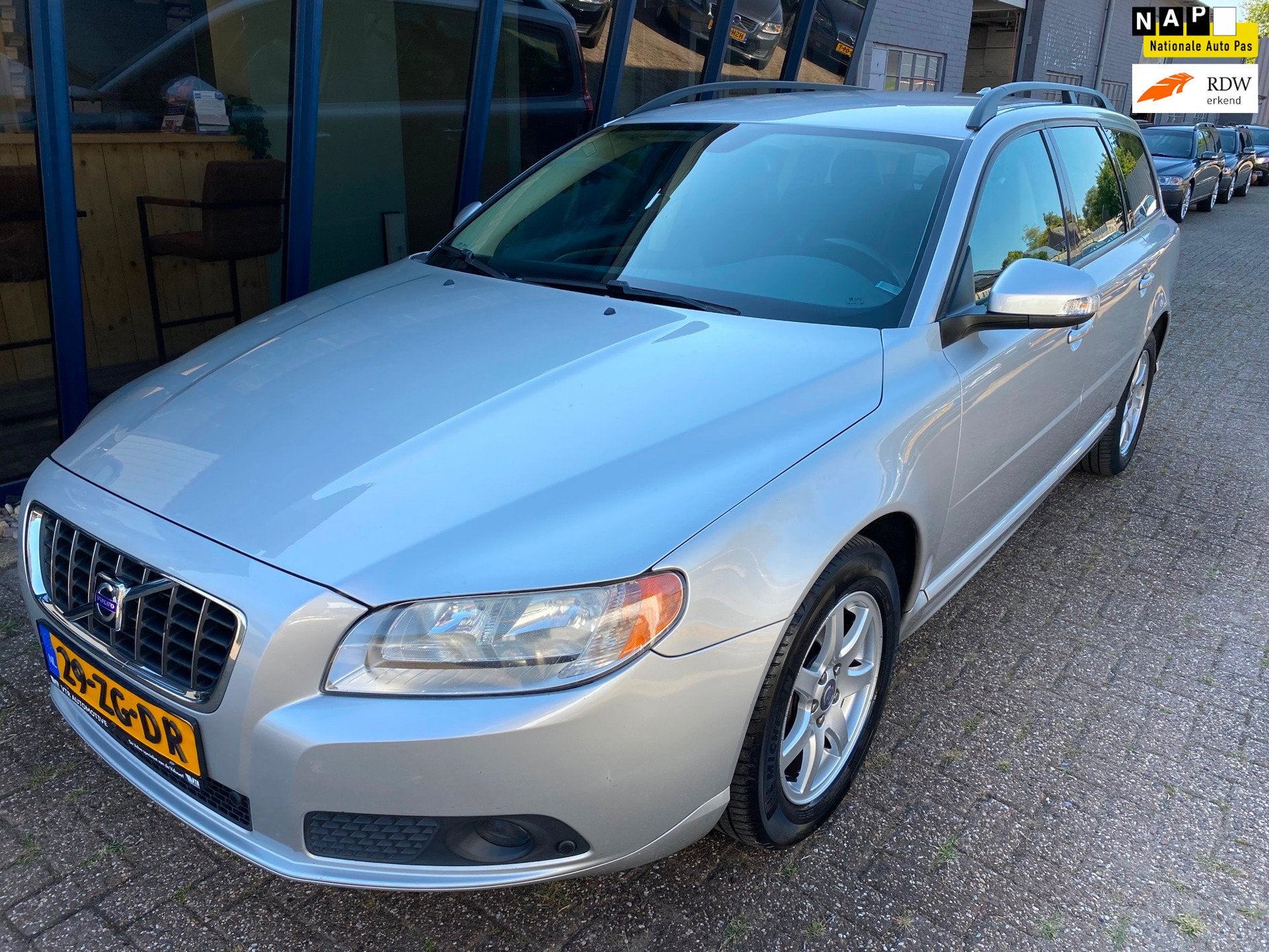 Volvo V70 2.5T Momentum Automaat LEER / PDC / TREKHAAK, Auto's, Volvo, Zwart, 2521 cc, 93 €/maand, Euro 4