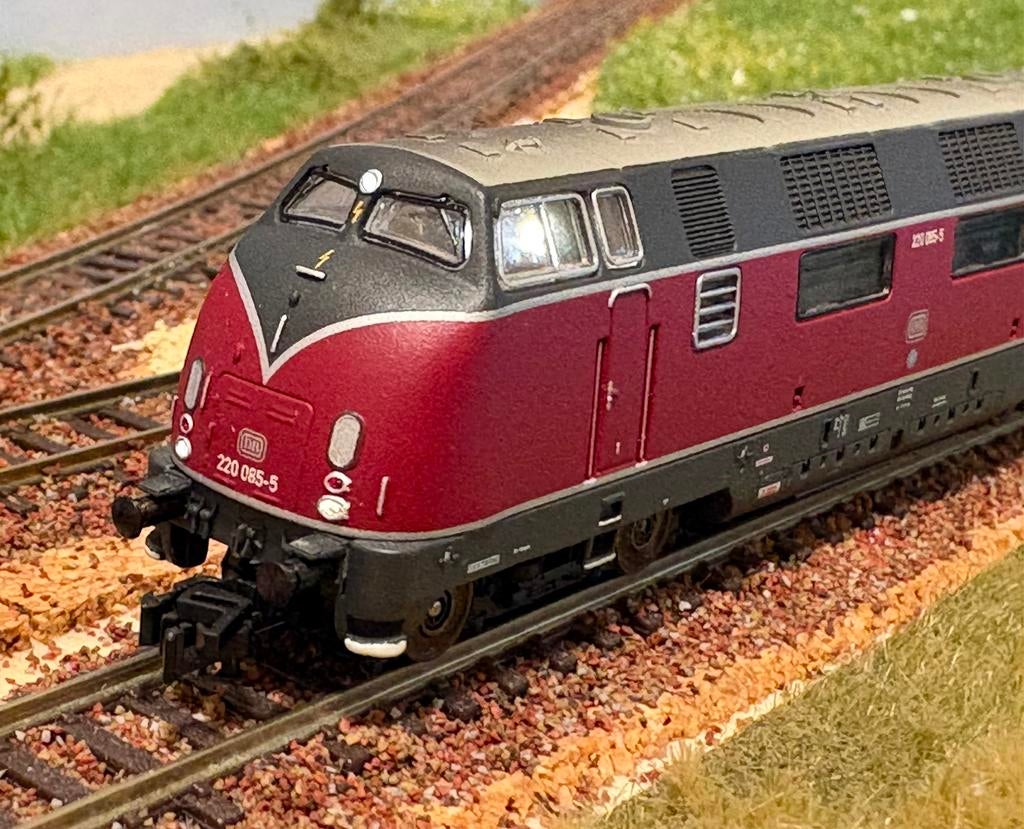 Minitrix 16223: DB 220 085 diesellok. DCC + Sound, OVP, Hobby en Vrije tijd, Modeltreinen | N-Spoor, Trix, Ophalen of Verzenden