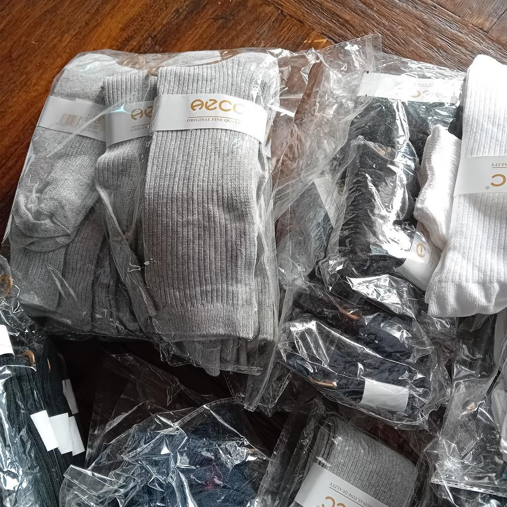 Grote partij van circa 50 sokken

 one size
 nieuw
 grijs, Ophalen of Verzenden, Nieuw, Overige maten, Overige kleuren
