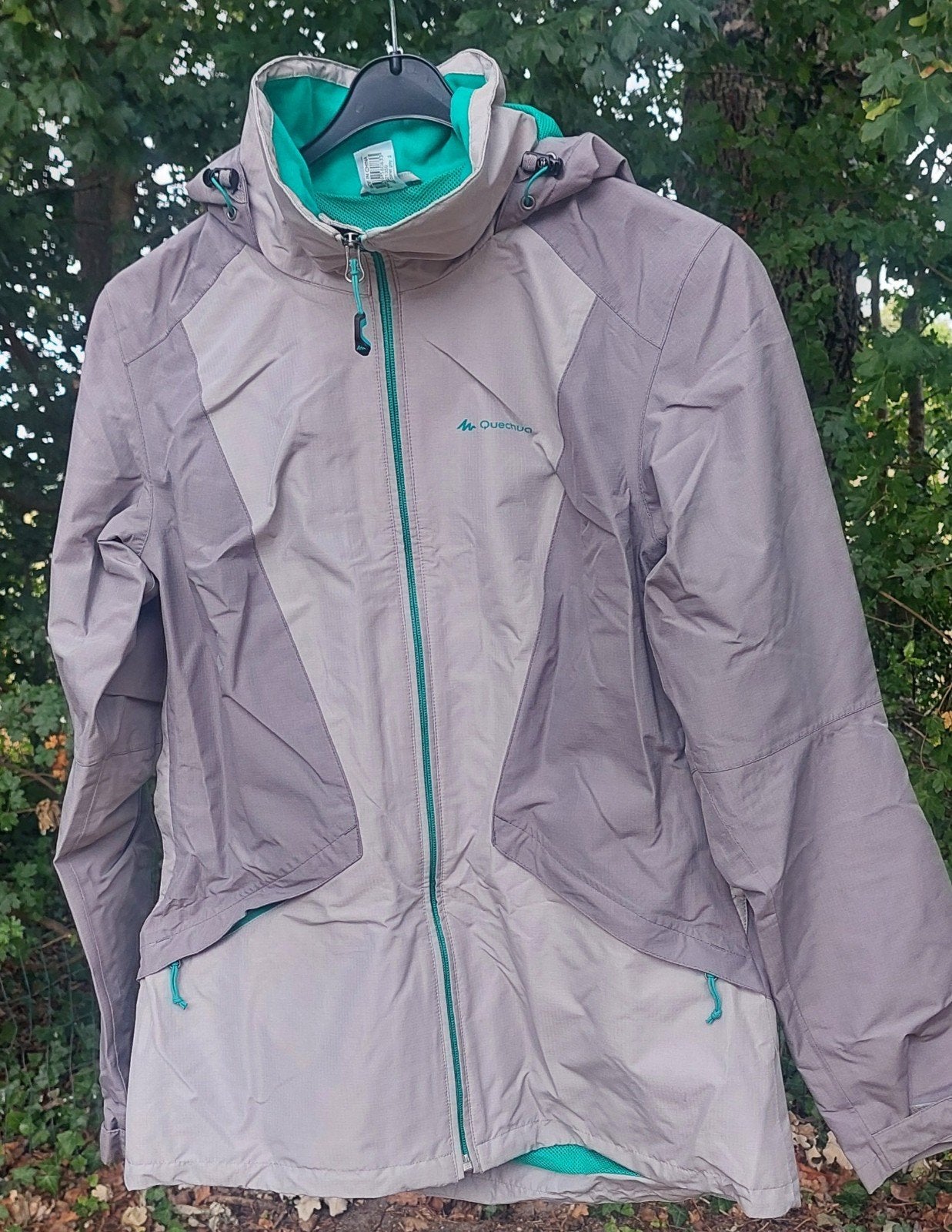 Nieuwe Quechua regenjas/wandeljas grijs/groen, Maat 38/40 (M), Nieuw, Ophalen of Verzenden, Quechua